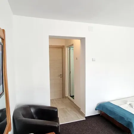 Capitol מלון 3*
